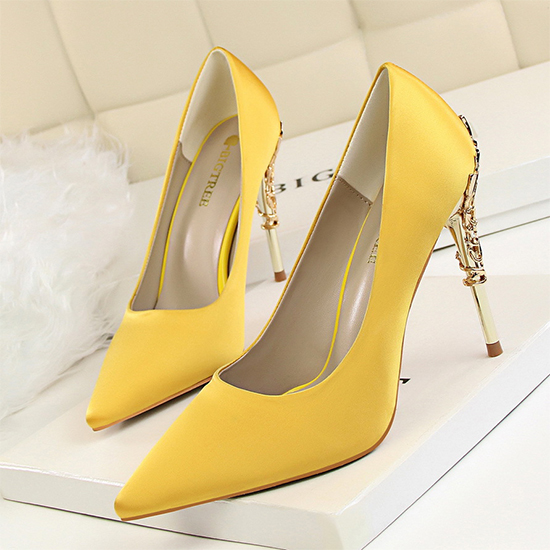 Vendita calda Factory China 2022 New High Heels Vendita calda Pointy Metal Buckle Single Shoe Nightclub Suede Fashion Lady Women Shoes