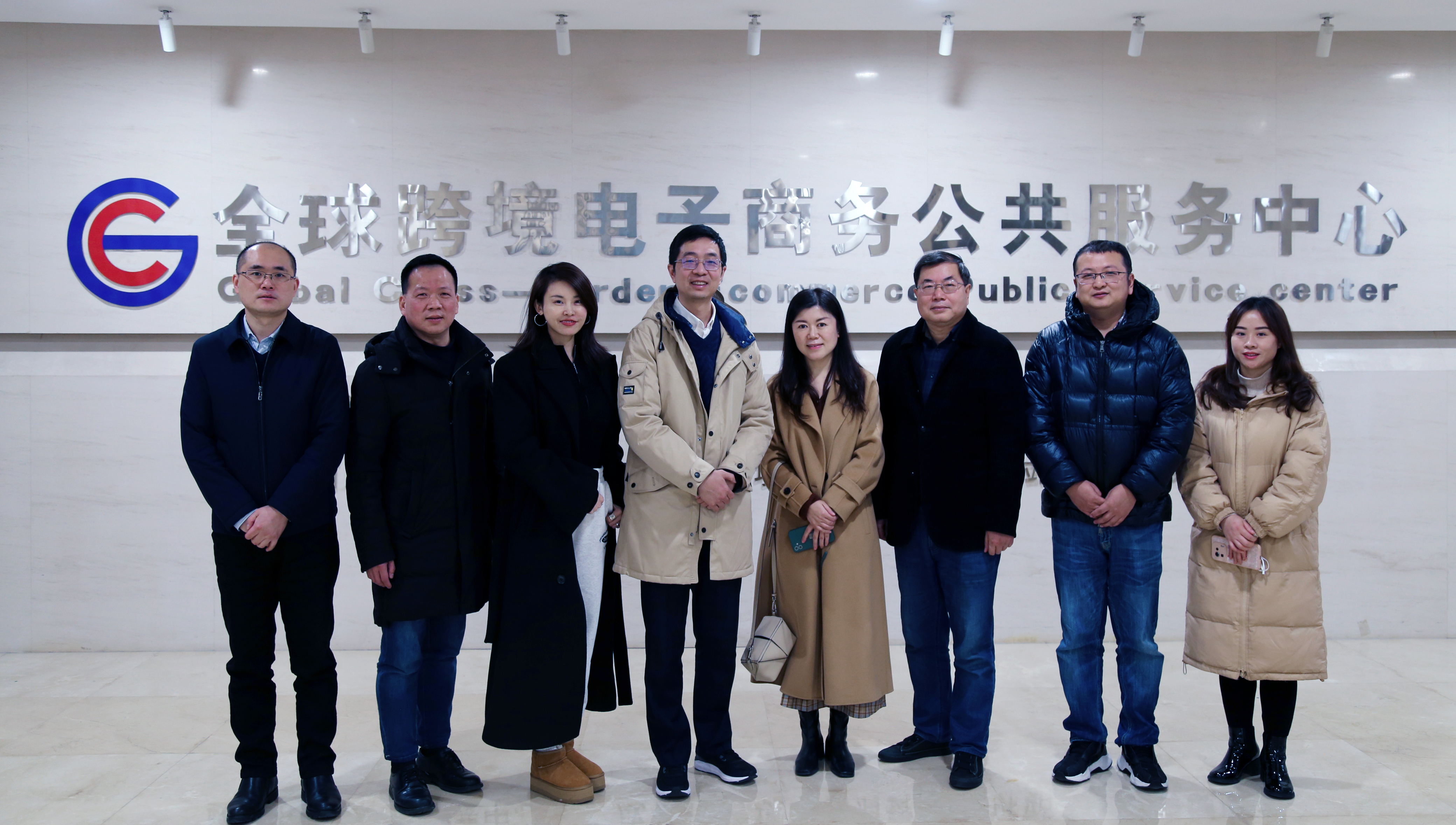 XINZIRAIN va representar les sabates de dona de Chengdu per assistir a la reunió d'intercanvi temàtic de comerç electrònic transfronterer del cinturó de la indústria